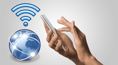 Este volumen masivo de turistas extranjeros, que dependerán del roaming y las redes locales para comunicarse y orientarse, justifica la necesidad de liberar espectro adicional.  FREEPIK / CANVA