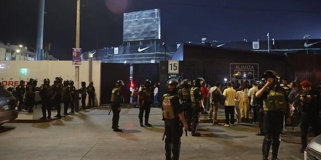 &iexcl;Alarma en estadio de Per&uacute;! Reportan un muerto y al menos 60 heridos tras tr&aacute;gico incidente