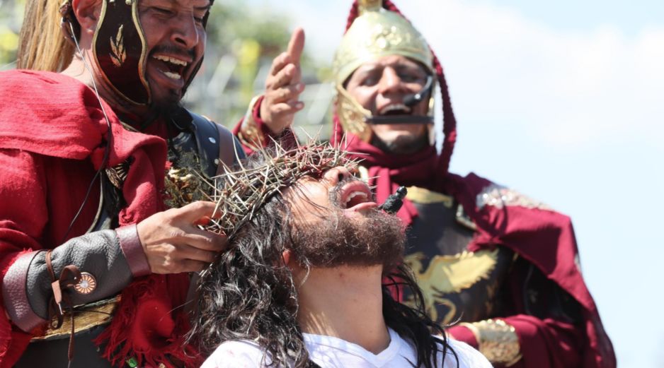 Sólo al viacrucis de este Viernes Santo asistieron 2 millones 200 mil personas. EFE/M. Guzmán