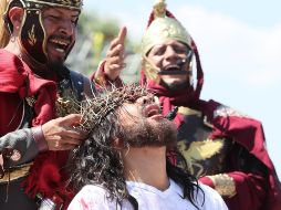 Sólo al viacrucis de este Viernes Santo asistieron 2 millones 200 mil personas. EFE/M. Guzmán