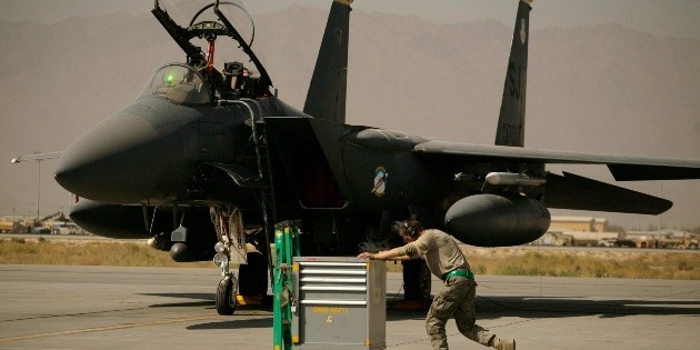 Estados Unidos intensifica b&uacute;squeda de piloto derribado en Ir&aacute;n