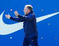 El técnico del FC Barcelona, Hannsi Flick, durante el entrenamiento del equipo en las instalaciones de la Ciudad Deportiva Joan Gamper. EFE/E. Fontcuberta