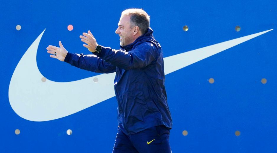 El técnico del FC Barcelona, Hannsi Flick, durante el entrenamiento del equipo en las instalaciones de la Ciudad Deportiva Joan Gamper. EFE/E. Fontcuberta