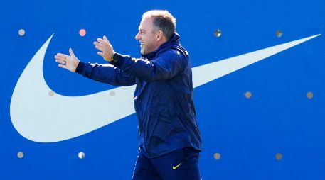 El técnico del FC Barcelona, Hannsi Flick, durante el entrenamiento del equipo en las instalaciones de la Ciudad Deportiva Joan Gamper. EFE/E. Fontcuberta