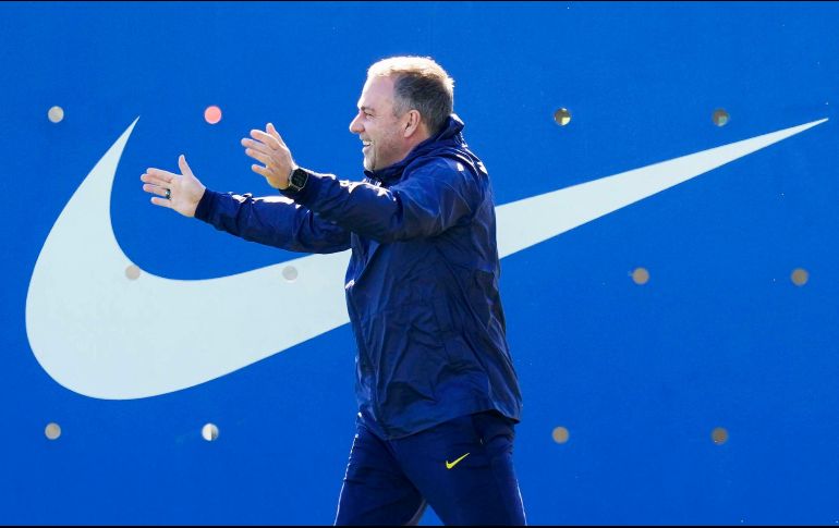 El técnico del FC Barcelona, Hannsi Flick, durante el entrenamiento del equipo en las instalaciones de la Ciudad Deportiva Joan Gamper. EFE/E. Fontcuberta