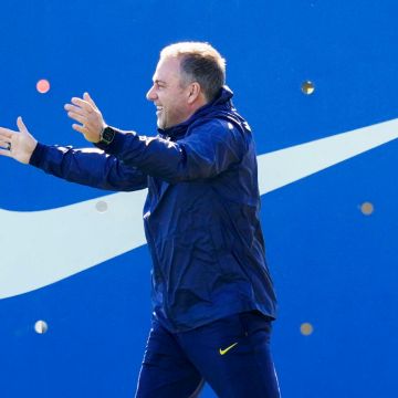 El técnico del FC Barcelona, Hannsi Flick, durante el entrenamiento del equipo en las instalaciones de la Ciudad Deportiva Joan Gamper. EFE/E. Fontcuberta