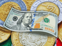 Para las miles de familias mexicanas que reciben remesas desde EU, un tipo de cambio de 17.86 pesos por dólar resulta ligeramente más beneficioso que en las semanas anteriores. ESPECIAL / CANVA