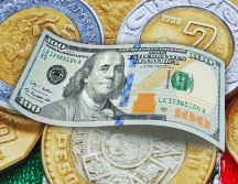 Para las miles de familias mexicanas que reciben remesas desde EU, un tipo de cambio de 17.86 pesos por dólar resulta ligeramente más beneficioso que en las semanas anteriores. ESPECIAL / CANVA