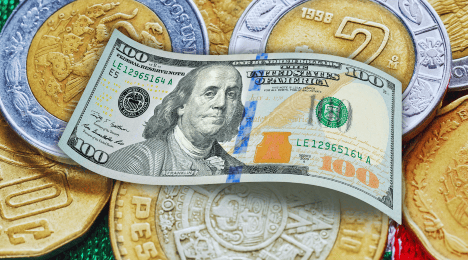 Para las miles de familias mexicanas que reciben remesas desde EU, un tipo de cambio de 17.86 pesos por dólar resulta ligeramente más beneficioso que en las semanas anteriores. ESPECIAL / CANVA