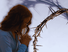 Semana Santa 2026: El silencio y la moderación en las costumbres ayudan a los creyentes a conectarse espiritualmente de manera más íntima con el sacrificio divino. ESPECIAL / CANVA