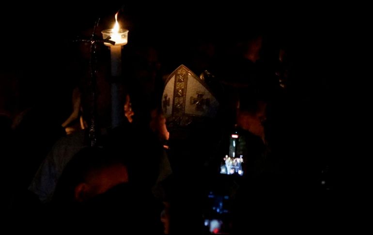Aspectos de la primera Vigilia Pascual de Sábado Santo del Papa León XIV. EFE / EPA / FABIO FRUSTACI