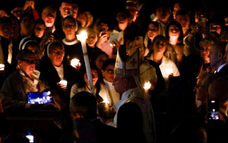 Aspectos de la primera Vigilia Pascual de Sábado Santo del Papa León XIV. EFE / EPA / FABIO FRUSTACI