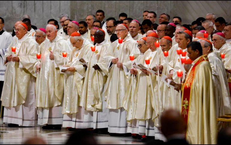 Aspectos de la primera Vigilia Pascual de Sábado Santo del Papa León XIV. EFE / EPA / FABIO FRUSTACI