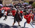 Los participantes intercambian golpes en la espalda con sogas, como un acto de sacrificio, purificación de los pecados y manifestación de fe. CORTESÍA.