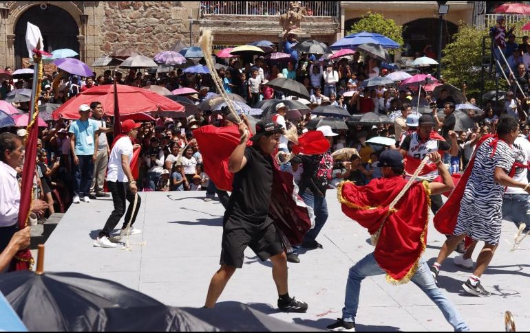 Los participantes intercambian golpes en la espalda con sogas, como un acto de sacrificio, purificación de los pecados y manifestación de fe. CORTESÍA.