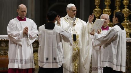 El papa León XIV presidió por primera vez en su pontificado la Vigilia de Sábado Santo, una de las más largas de la tradición católica. EFE/. Frustaci