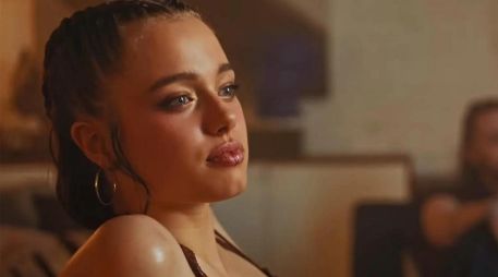 La joven aparece en el teaser del tema “What’s a Girl to Do”, de la cantante surcoreana Dayoung. ESPECIAL.