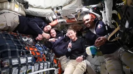 Imagen distribuida por la NASA que muestra a los cuatro astronautas de Artemis II dentro de la nave Orión. EFE/NASA