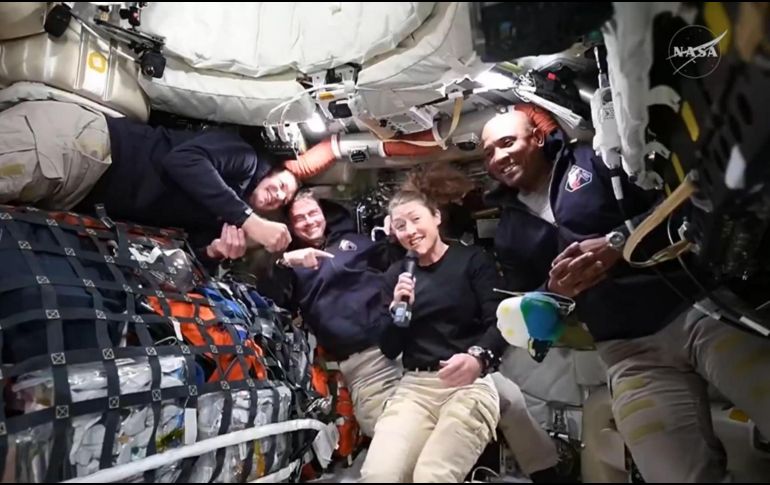 Imagen distribuida por la NASA que muestra a los cuatro astronautas de Artemis II dentro de la nave Orión. EFE/NASA