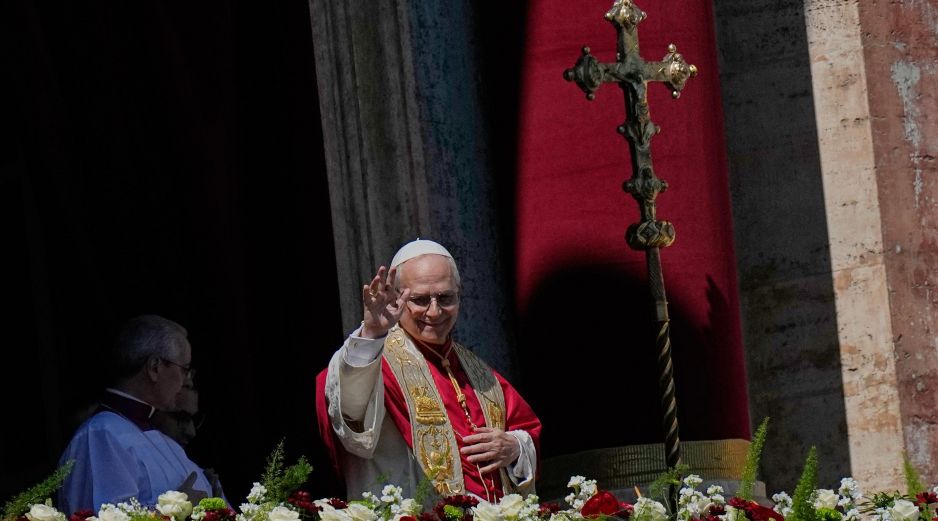 El papa León XIV se dirige a los fieles tras ofrecer la bendición Urbi et Orbi (