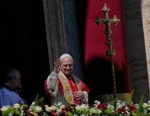 El papa León XIV se dirige a los fieles tras ofrecer la bendición Urbi et Orbi (