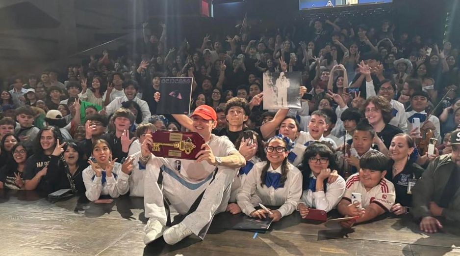 Peso Pluma posa con las llaves de la ciudad de San Antonio. INSTAGRAM/scclbuffs