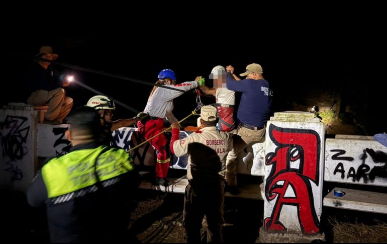 Paramédicos de Jefatura Prehospitalaria verificaron el estado de salud de las y los atendidos, informando sanos y sin lesiones. ESPECIAL