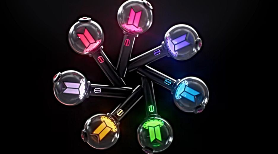 Se espera que el Army Bomb se venda en los conciertos como parte de la mercancía oficial del tour, aunque su disponibilidad no está garantizada, ya que suele ser uno de los artículos más solicitados por los asistentes y puede agotarse en pocas horas. YOUTUBE/BANGTANTV