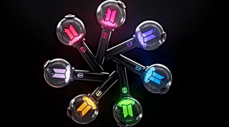 Se espera que el Army Bomb se venda en los conciertos como parte de la mercancía oficial del tour, aunque su disponibilidad no está garantizada, ya que suele ser uno de los artículos más solicitados por los asistentes y puede agotarse en pocas horas. YOUTUBE/BANGTANTV