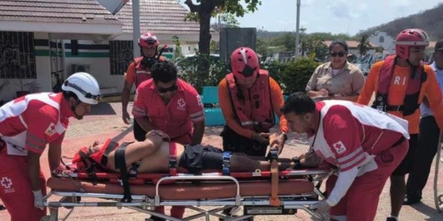 Marina rescata a dos vacacionistas en playas de BC y Oaxaca