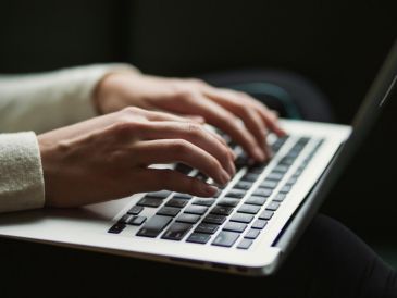 Publicar información que afectó la dignidad personal le costó a Irlanda Yasmín "D" recibir una sentencia de 11 meses de prisión por el delito de ciberacoso. Unsplash