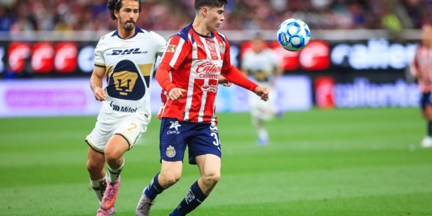 Chivas rescata empate ag&oacute;nico ante Pumas con doblete de la 'Hormiga' Gonz&aacute;lez