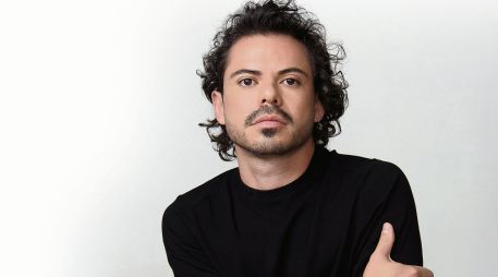 El tenor anima a los nuevos talentos a estudiar y prepararse para ganar un lugar en los escenarios. CORTESÍA