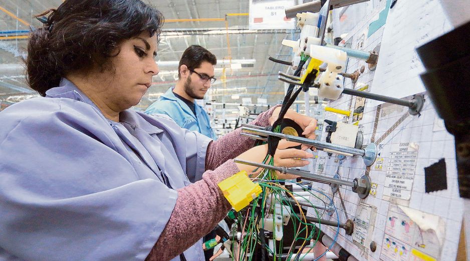 Dos operadores realizan labores en planta, en un contexto de desaceleración en la generación de empleo formal en Jalisco. ESPECIAL
