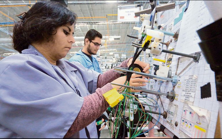 Dos operadores realizan labores en planta, en un contexto de desaceleración en la generación de empleo formal en Jalisco. ESPECIAL