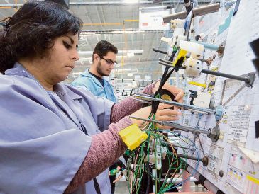 Dos operadores realizan labores en planta, en un contexto de desaceleración en la generación de empleo formal en Jalisco. ESPECIAL