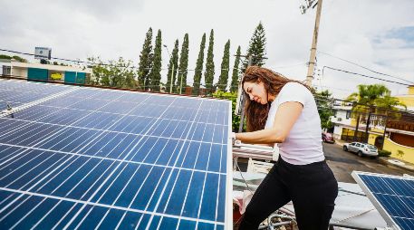 Una mujer instala un panel solar en un sistema fotovoltaico, como parte del impulso a la generación de energía limpia. EL INFORMADOR/ Archivo