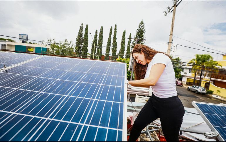 Una mujer instala un panel solar en un sistema fotovoltaico, como parte del impulso a la generación de energía limpia. EL INFORMADOR/ Archivo