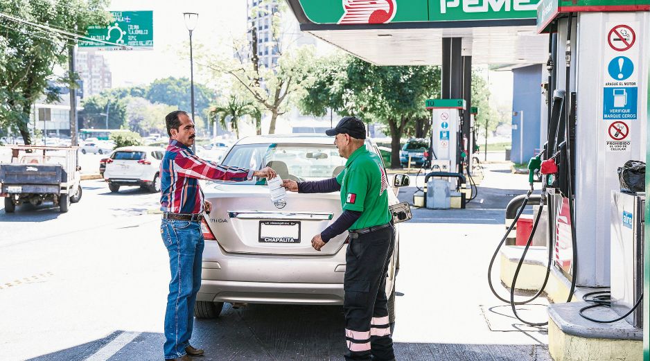 Un consumidor carga gasolina mientras el encarecimiento internacional del petróleo presiona los precios y eleva costos en la economía cotidiana. EL INFORMADOR/ A. Navarro