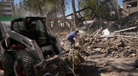 Trabajadores retiran escombros en el complejo de tecnología de la Universidad Sharif de Teherán, que según autoridades iraníes fue alcanzado el día anterior por ataques de Israel y Estados Unidos, en Teherán. AP/F. Seco