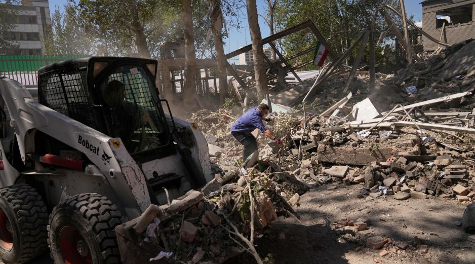 Trabajadores retiran escombros en el complejo de tecnología de la Universidad Sharif de Teherán, que según autoridades iraníes fue alcanzado el día anterior por ataques de Israel y Estados Unidos, en Teherán. AP/F. Seco