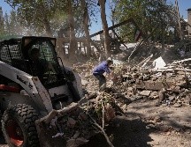 Trabajadores retiran escombros en el complejo de tecnología de la Universidad Sharif de Teherán, que según autoridades iraníes fue alcanzado el día anterior por ataques de Israel y Estados Unidos, en Teherán. AP/F. Seco