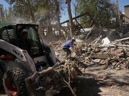 Trabajadores retiran escombros en el complejo de tecnología de la Universidad Sharif de Teherán, que según autoridades iraníes fue alcanzado el día anterior por ataques de Israel y Estados Unidos, en Teherán. AP/F. Seco