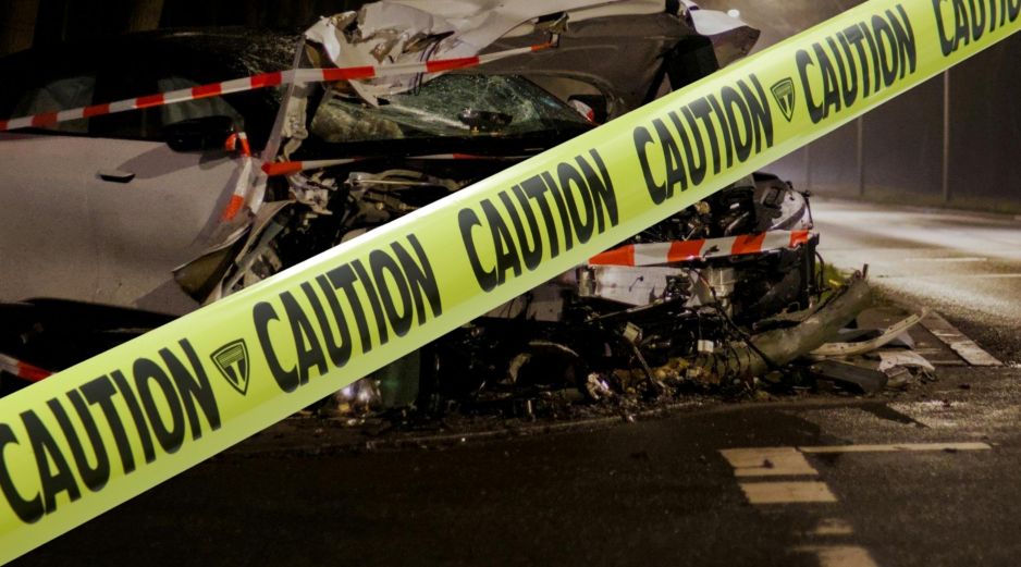 Señalan que el conductor del vehículo circulaba a exceso de velocidad cuando primero se impactó contra otro automóvil y posteriormente embistió a un grupo de personas que se encontraban afuera del hospital, en espera de información sobre sus familiares internados. ESPECIAL / CANVA