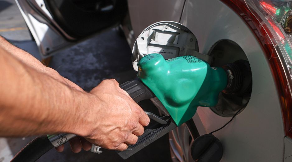 Claudia Sheinbaum dijo que se deja de recibir alrededor de 5 mil millones de pesos a la semana por el cobro del IEPS a gasolina y diésel, que es el apoyo que el Gobierno Federal destina a los gasolineros. EL INFORMADOR / ARCHIVO