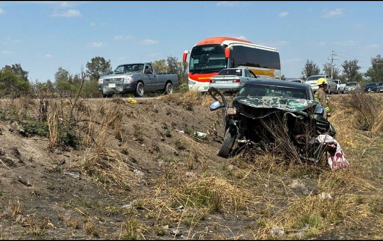 A pesar de los accidentes vehiculares, la UEPCBJ pudo poner a salvo a 11 personas. ESPECIAL/ Protección Civil Jalisco