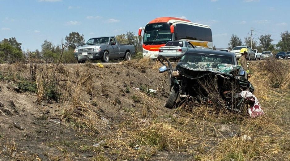A pesar de los accidentes vehiculares, la UEPCBJ pudo poner a salvo a 11 personas. ESPECIAL/ Protección Civil Jalisco