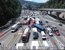 Desde las 08:30 de la mañana, alrededor de 150 campesinos se concentran en la caseta que establece los límites entre la Ciudad de México y el Estado de México. SUN/O. Alvarado