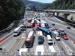 Desde las 08:30 de la mañana, alrededor de 150 campesinos se concentran en la caseta que establece los límites entre la Ciudad de México y el Estado de México. SUN/O. Alvarado