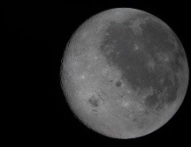 Las hijas y la familia se encontraban en la galería del Control de la Misión en Houston cuando se realizó el homenaje. EFE/NASA